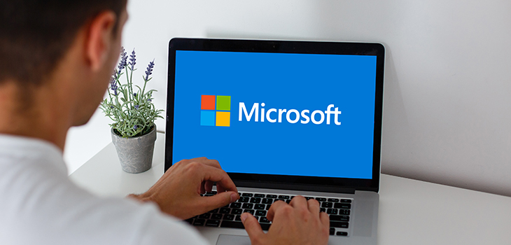 Laptop com a logo da Microsoft na tela