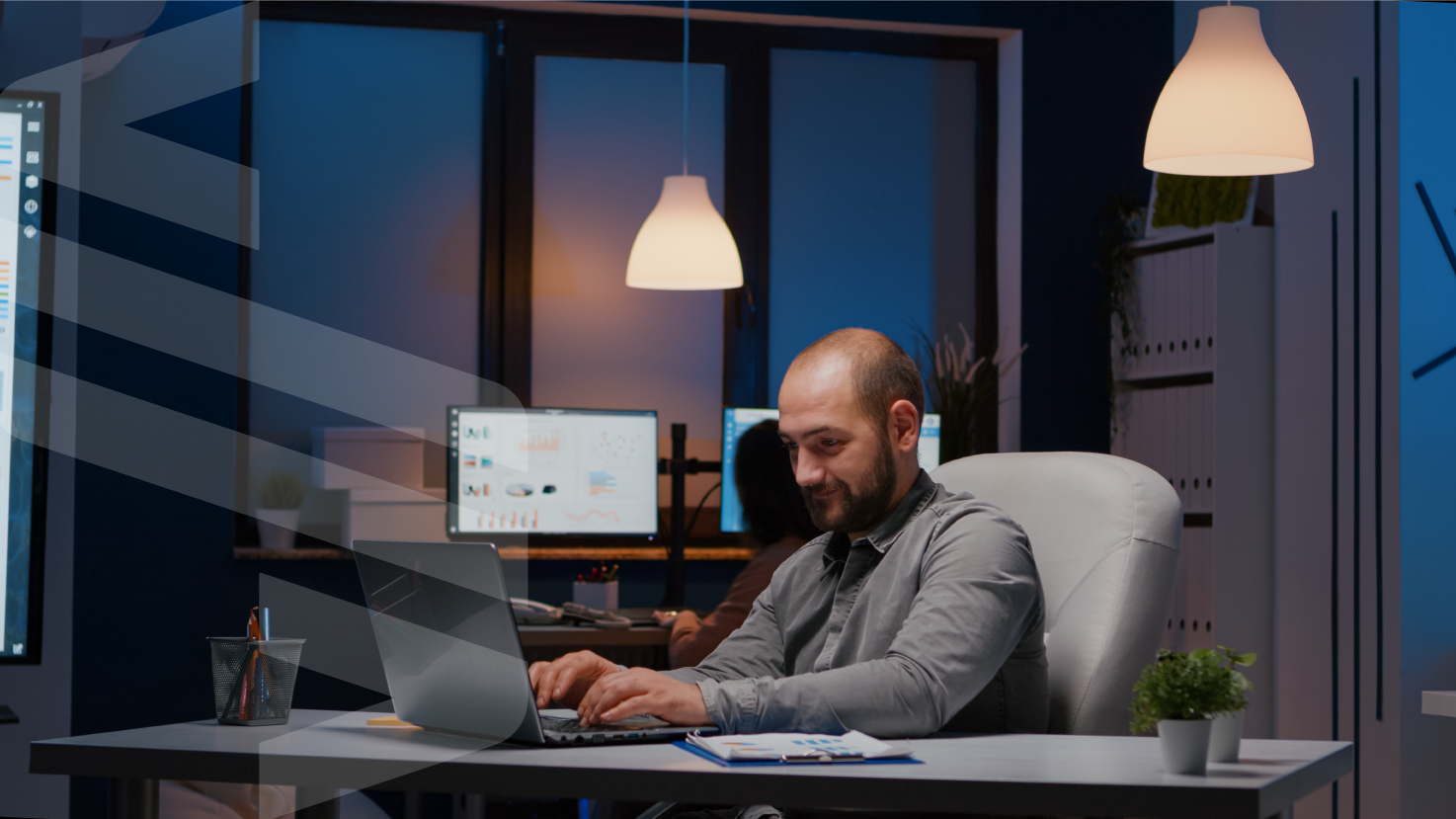 empresario-exausto-verificando-estatisticas-de-marketing-em-um-laptop-trabalhando-no-escritorio-de-uma-empresa-iniciante