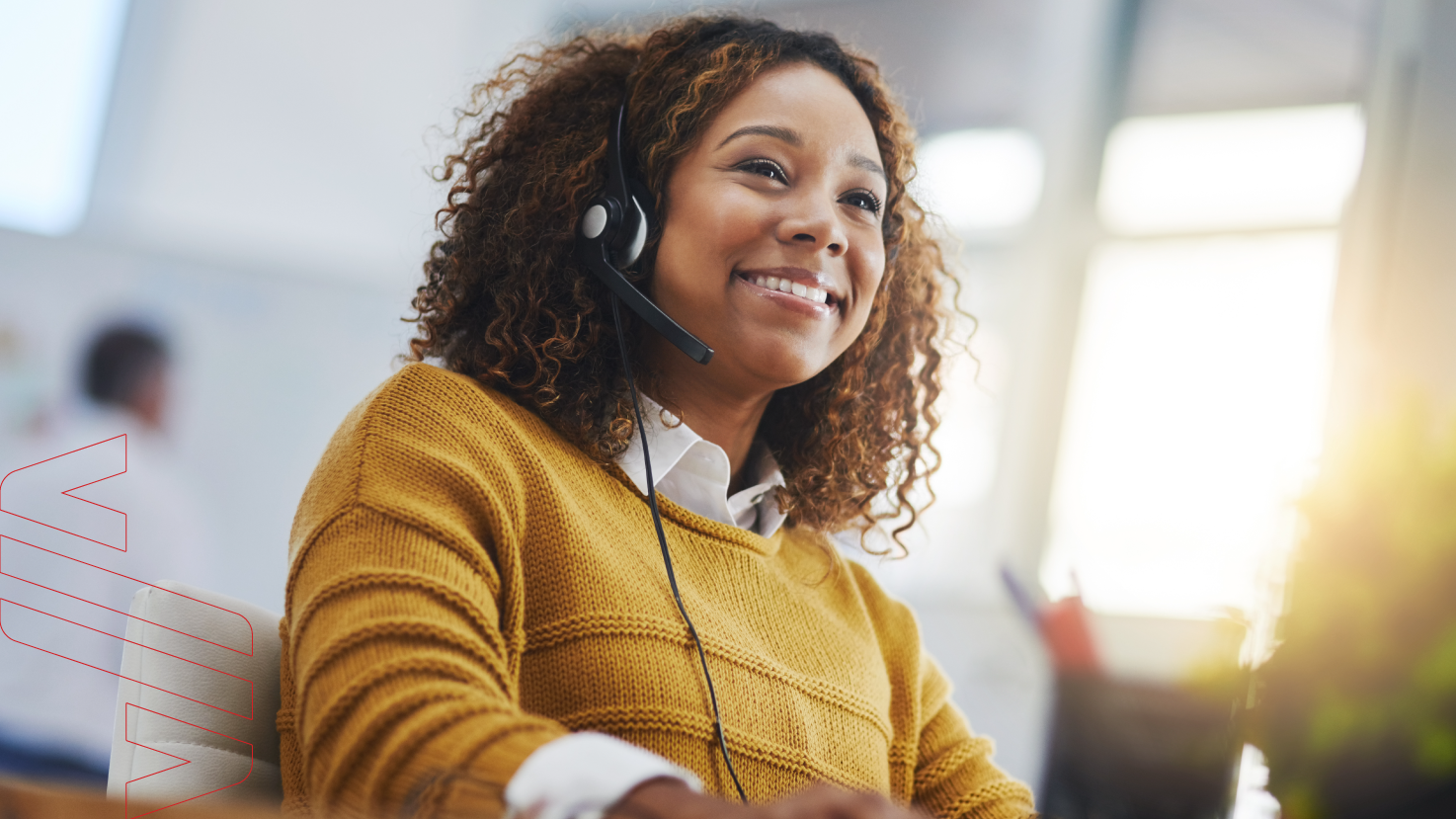empresario-exausto-verificando-estatisticas-de-marketing-em-um-laptop-trabalhando-no-escritorio-de-uma-empresa-iniciante